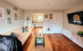Modern 5 Bedroom Townhouse With Free Parking
